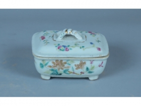 粉彩花卉皂盒