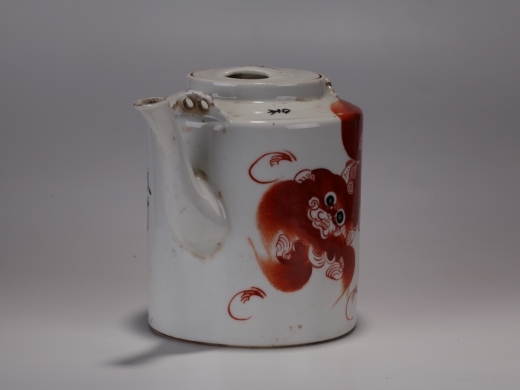 红彩狮纹茶壶