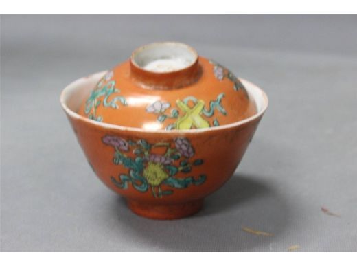 矾红地粉彩暗八仙盖杯