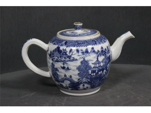 青花山水茶壶