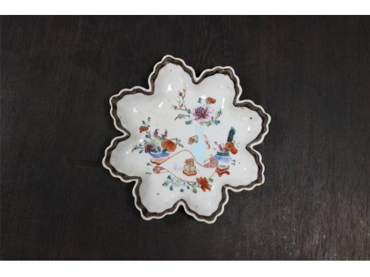 清嘉庆五彩博古叶形碟