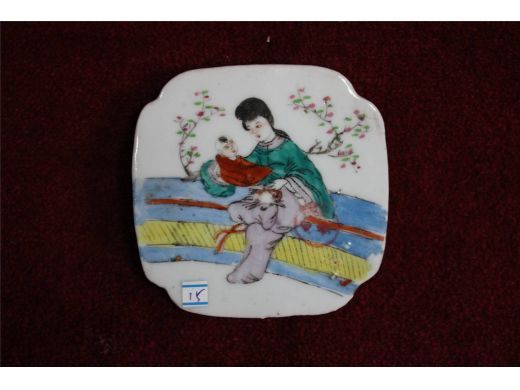 彩人物小瓷片