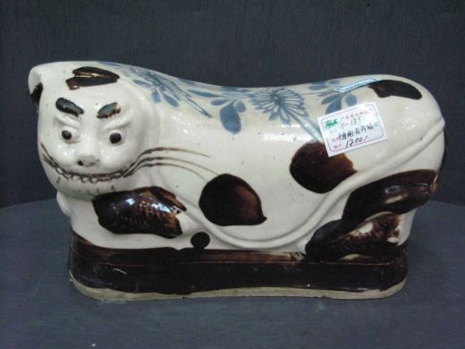 褐彩花卉猫枕