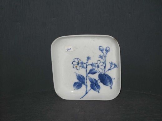 青花花卉方碟