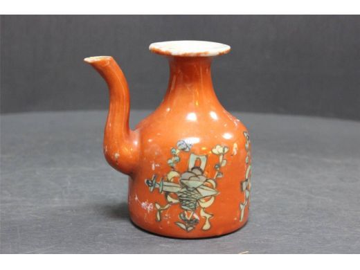 矾红地彩花卉壶