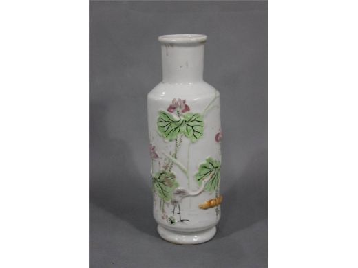 粉彩堆雕荷花瓶