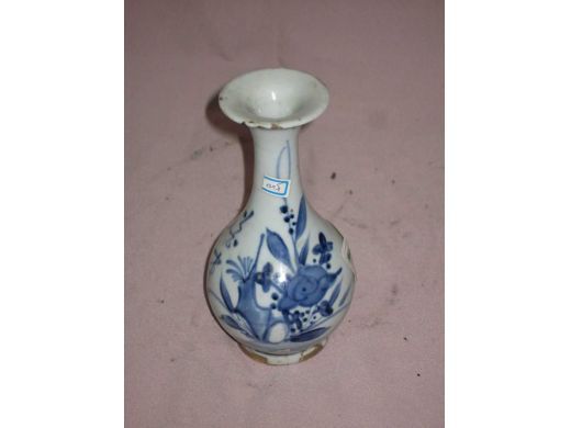 青花花卉小瓶