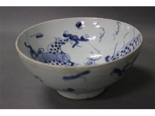 青花过墙龙纹碗