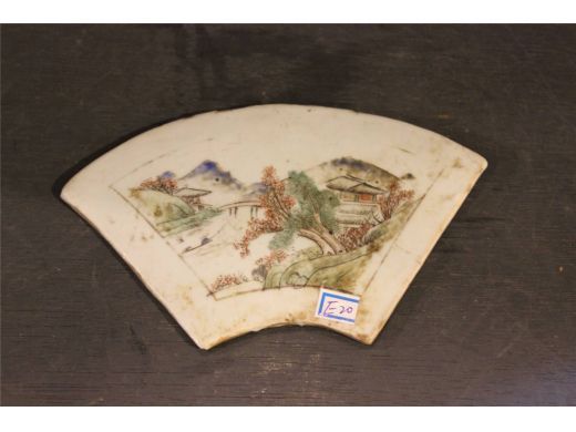 彩扇形山水小瓷片