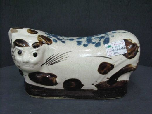 褐彩花卉猫枕