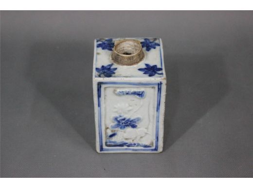 青花堆雕花卉方茶叶罐
