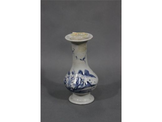 青花山水长颈小瓶
