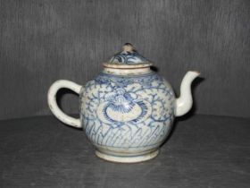 青花茶壶