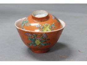 矾红地粉彩暗八仙盖杯