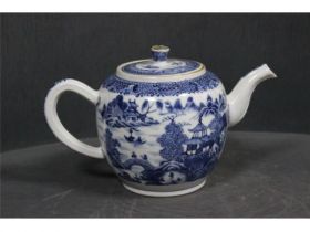 青花山水茶壶