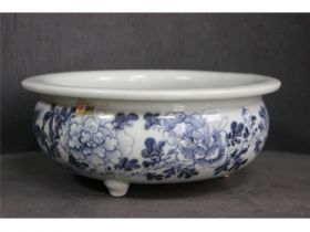 青花花卉三足炉