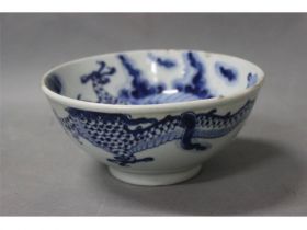 青花过墙龙纹碗