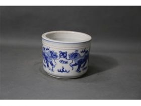 青花狮子戏珠筒式炉