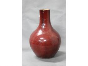 红釉瓶
