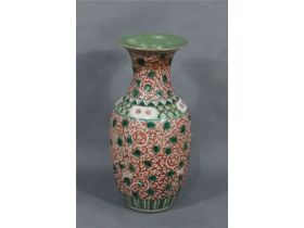 粉彩缠枝花卉瓶