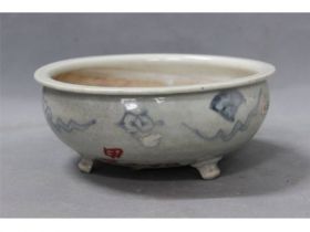 青花三足炉