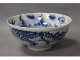 青花过墙龙纹碗