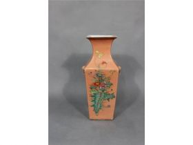 矾红描金花卉方瓶