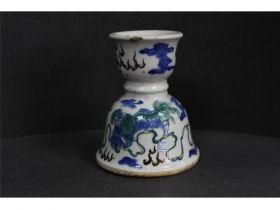 青花加彩狮子烛台