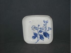 青花花卉方碟