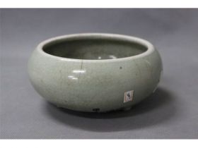 豆青开片三足炉