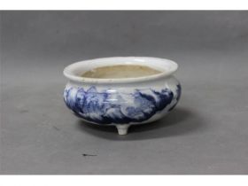 青花山水三足炉