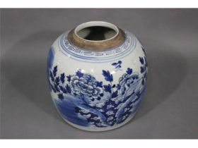 青花花卉罐
