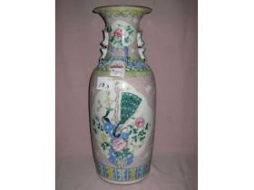 300件粉彩开光狮耳花瓶