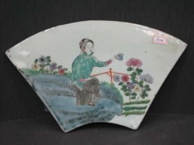 粉彩人物扇形瓷板