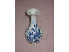 青花花卉小瓶