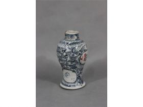 青花花卉小瓶