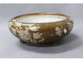 黄釉白花三足炉