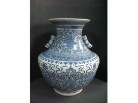 青花缠枝莲八宝纹瓶