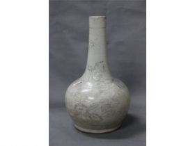 线描花卉长颈瓶