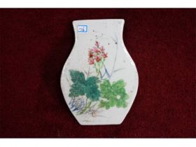 瓶形花卉小瓷片