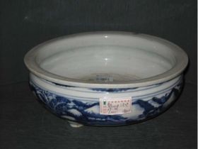 青花山水三足香炉