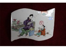 旗形人物小瓷片