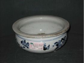 青花花卉三足香炉