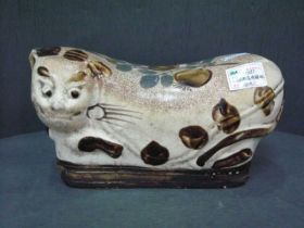 褐彩花卉猫枕