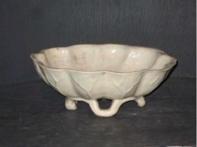 白釉荷叶水仙盆