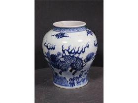 青花麒麟纹罐