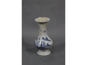 青花山水长颈小瓶
