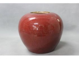 红釉罐