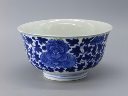 青花缠枝花卉碗