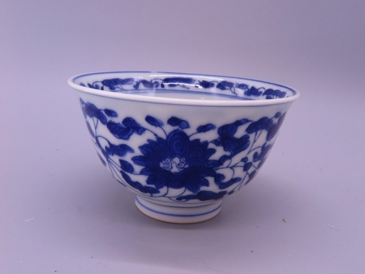 青花缠枝花茶碗
